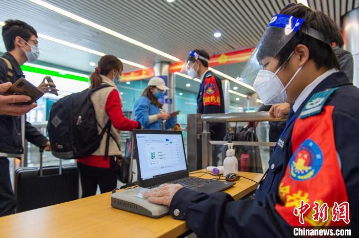 智能核验防疫平台，刷身份证显示健康码和核酸检测结果 陈俊彦 摄