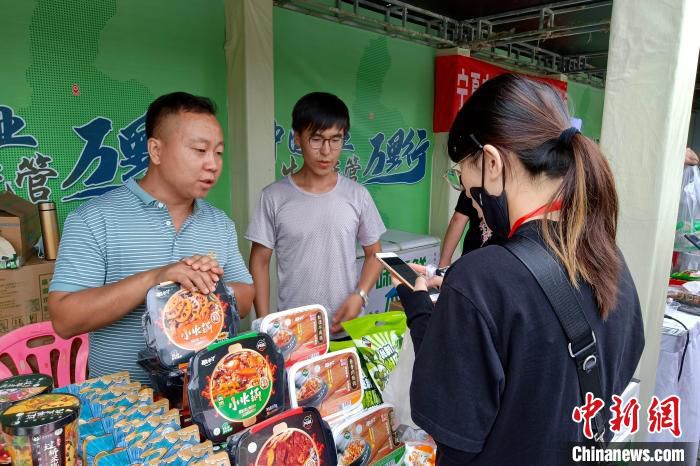 游客了解宁夏农特产品。　杨萱 摄