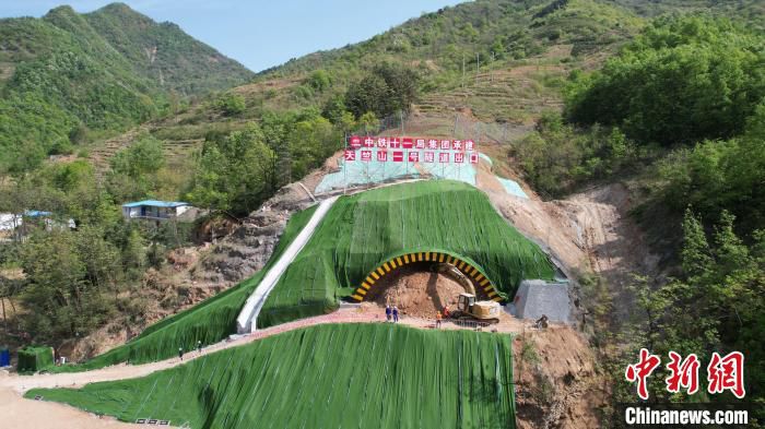图为西十高铁天竺山一号隧道进口施工现场。　陈兰州 摄