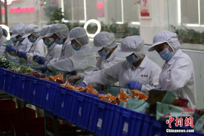 图为4月22日柳州市一螺蛳粉企业生产车间。 　 中新社记者 林馨 摄