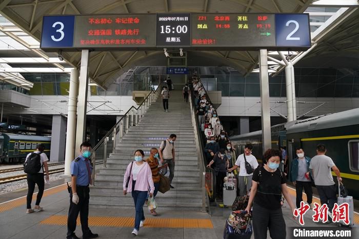 7月1日，青海省西宁市，西宁火车站内旅客进站乘车。中新社记者 祁增蓓 摄