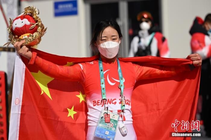 3月6日，中国选手张梦秋赛后庆祝胜利。当日，北京2022年冬残奥会残奥高山滑雪女子超级大回转 - 站姿决赛在延庆国家高山滑雪中心举行，中国选手张梦秋夺得金牌。 中新社记者 刘冉阳 摄 　