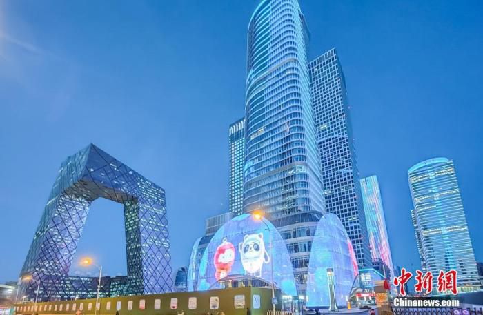 2月3日晚，北京市朝阳区CBD的多栋建筑点亮外墙灯光，迎接北京冬奥会的到来。 中新社记者 贾天勇 摄