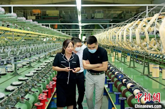 “天府·宝岛工业设计大赛”设计师与企业交流。　四川省经济和信息化厅 供图