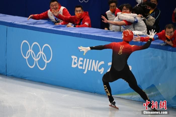 在2月5日晚结束的短道速滑混合团体接力决赛中，由武大靖、任子威、范可新、曲春雨组成的中国队率先冲过终点，为中国体育代表团拿到本届冬奥会首枚金牌。图为武大靖在比赛后庆祝。 中新社记者 毛建军 摄