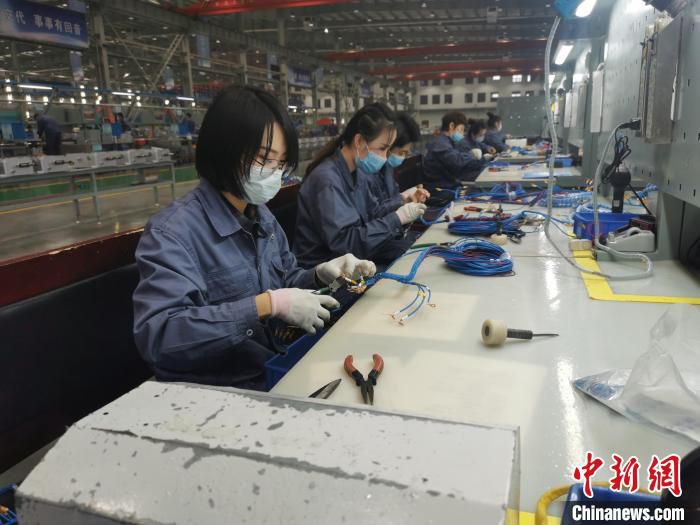 山西省税务部门推进“放管服效”改革，以“税力量”撬动营商环境持续优化，激活市场主体新动能。　高瑞峰 摄