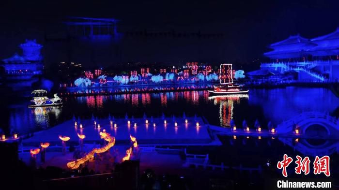 图为清明上河园的大型实景演出。　阚力 摄