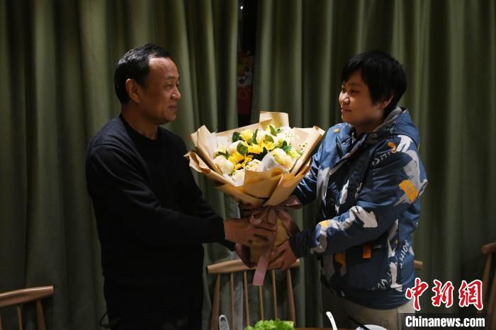 孙艳琳给当天退休的父亲送花。