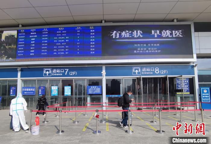 资料图为西宁火车站进站口。　祁增蓓 摄