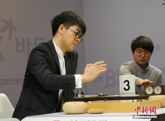 3月5日，中国棋手柯洁与韩国棋手李世石进行对弈，二人当天在首尔参加纪念韩国“三一运动”100周年的“Bloodland杯”特别对局。最终，柯洁击败李世石取得胜利。图为柯洁。中新社记者 曾鼐 摄