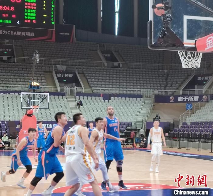 双方在篮板球争抢上十分激烈。　四川男篮供图。