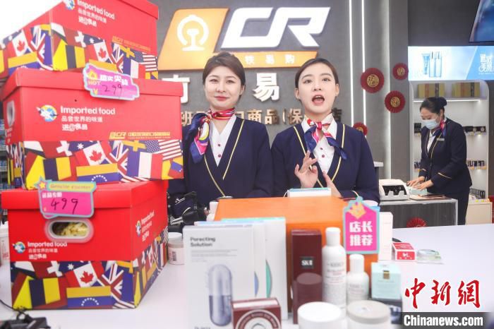 图为江西南昌西站的中欧班列进口商品保税店内，工作人员在直播带货。(资料图) 刘力鑫 摄
