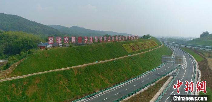 湖北鄂州机场高速公路通车(无人机拍摄) 高雅 摄