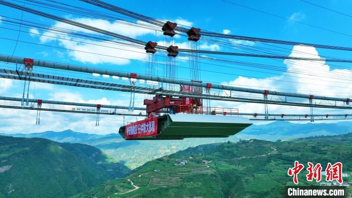 图为永大高速江底河特大桥主桥首片钢箱梁架设成功。　唐锐 　摄