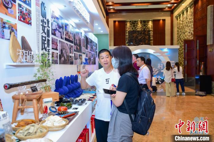 会场外摆放的临安特色产品。　杜焕祺 摄