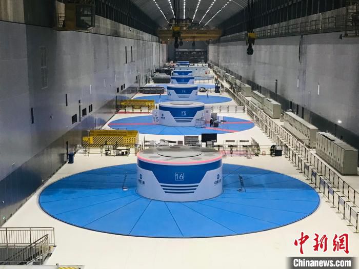 白鹤滩水电站右岸地下厂房，发电机组安装完毕。　葛洲坝机电公司供图