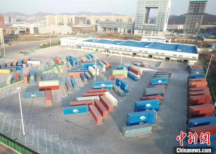 欧亚运贸集结中心内集装箱有序排列。　欧亚运贸集结中心供图