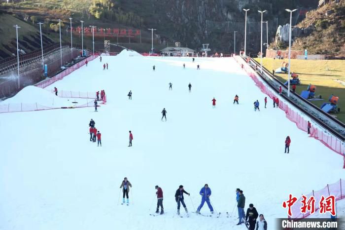 资料图：游客在贵州六盘水梅花山滑雪场体验滑雪乐趣。　瞿宏伦 摄