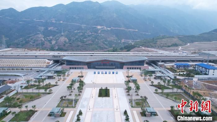 图为颇具生态感的郑渝高铁巫山站。　渝万铁路有限责任公司供图