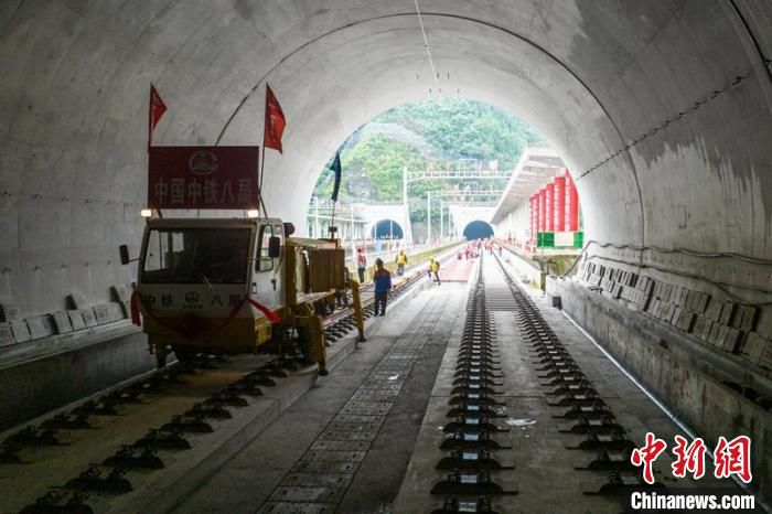 轨道牵引车拉着500米长的钢轨进入成兰铁路跃龙门隧道。　刘忠俊 摄