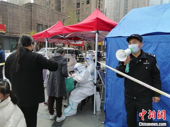 刘体亮在辖区核酸监测点维护秩序。　徐州警方供图