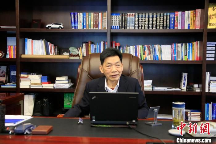 王进丁在办公室接受媒体采访。　潘成 摄