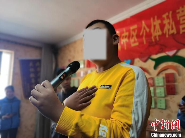图为心智障碍者演唱歌曲。　张添福 摄