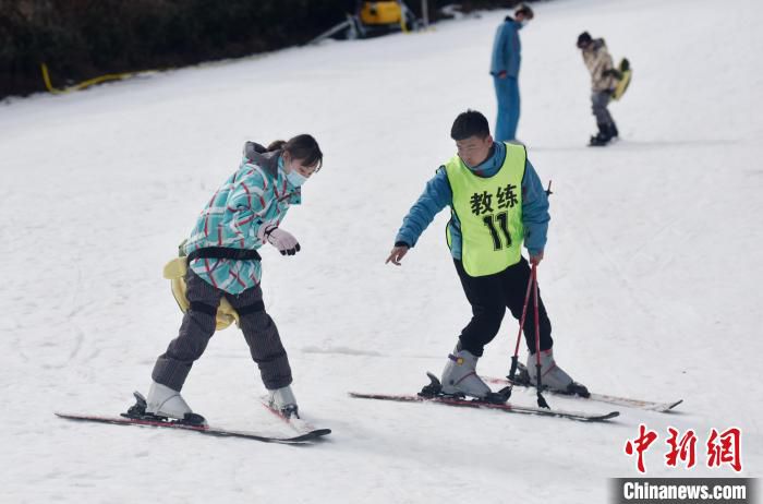 浙江省金华市武义县千丈岩滑雪场，滑雪教学正在进行。　张建成 摄