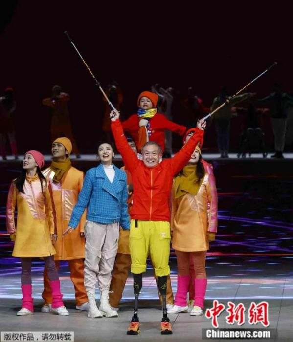夏伯渝(前)在冬残奥会开幕式现场。