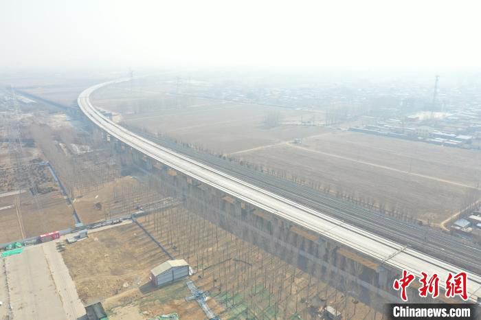 图为京唐城际铁路跨燕郊东环路特大桥。　李波 摄