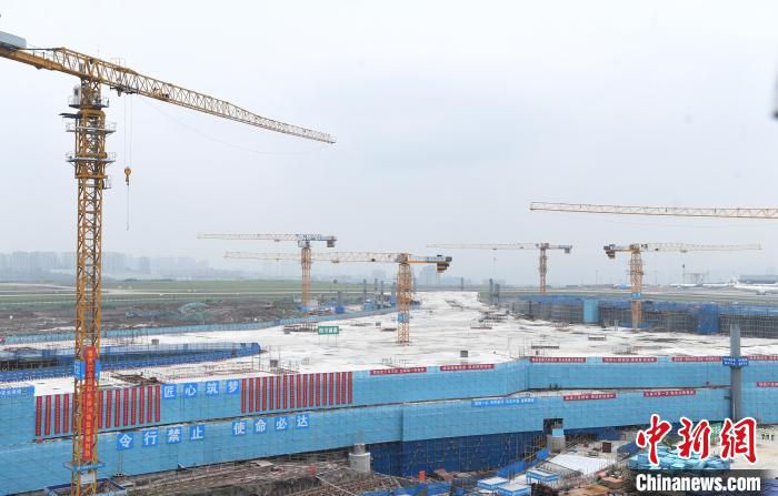 图为重庆江北国际机场T3B航站楼混凝土主体结构封顶现场。　陈超 摄