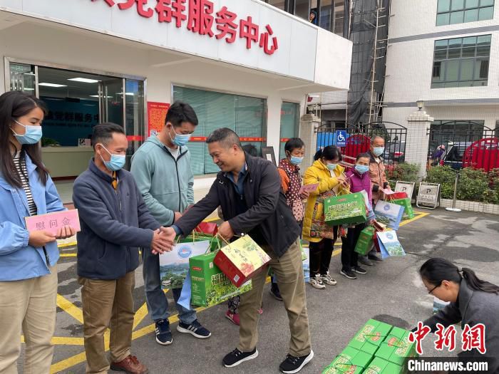 图为企业家在惠州市惠城区芦洲镇慰问当地困难户 宋秀杰 　摄