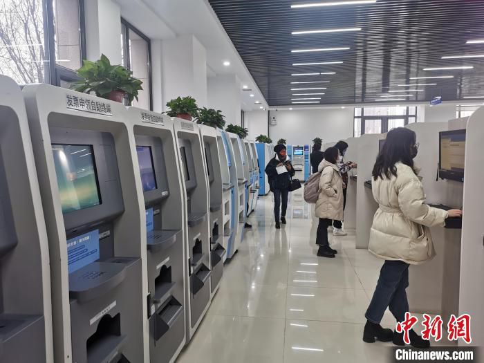 山西加速推动“智慧税务”建设。图为山西某办税服务厅自动办理区。　高瑞峰 摄