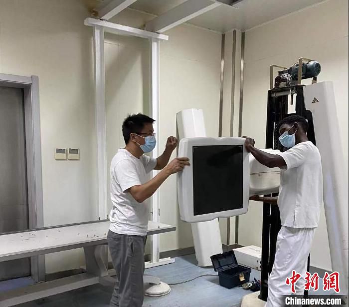 施工人员在安哥拉总医院项目进行X光机维修。　邵帅 摄