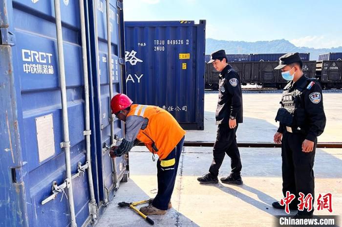 图为民警正在检查货物。　开远铁路公安处供图
