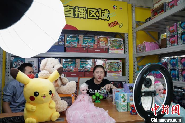 电商主播在贵港义乌小商品城直播带货。　王以照 摄