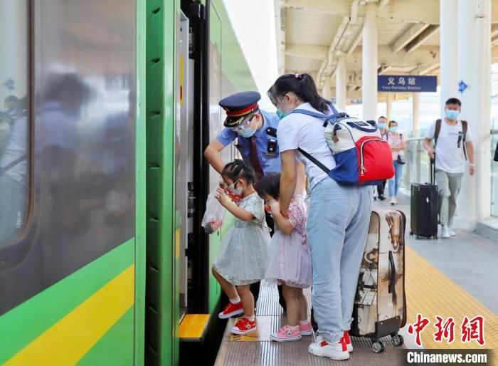 杭州客运段列车乘务员做好旅客乘降组织。　周围 摄