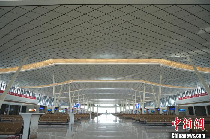 图为郑州航空港站候车大厅。　韩章云 摄