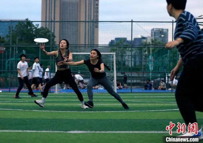 资料图：玩家在玩飞盘