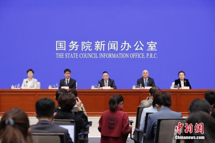 4月20日，中国国务院新闻办公室在北京举行新闻发布会，请农业农村部总农艺师、发展规划司司长曾衍德，农业农村部种植业管理司司长潘文博，农业农村部畜牧兽医局局长杨振海，农业农村部市场与信息化司负责人陈萍介绍2022年一季度农业农村经济运行情况，并答记者问。 中新社记者 杨可佳 摄