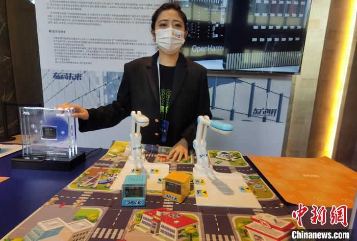 东方创科展示基于OpenHarmony开发的教育类产品。　郑小红 摄
