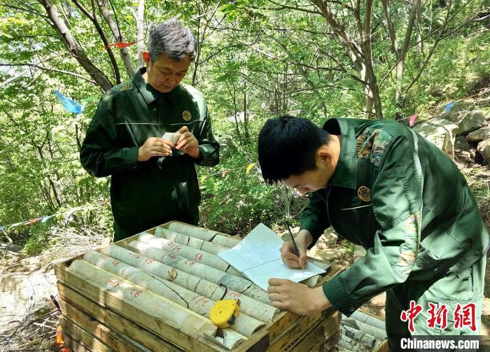 河北地勘人员在编录地质岩芯。　李智斌 摄