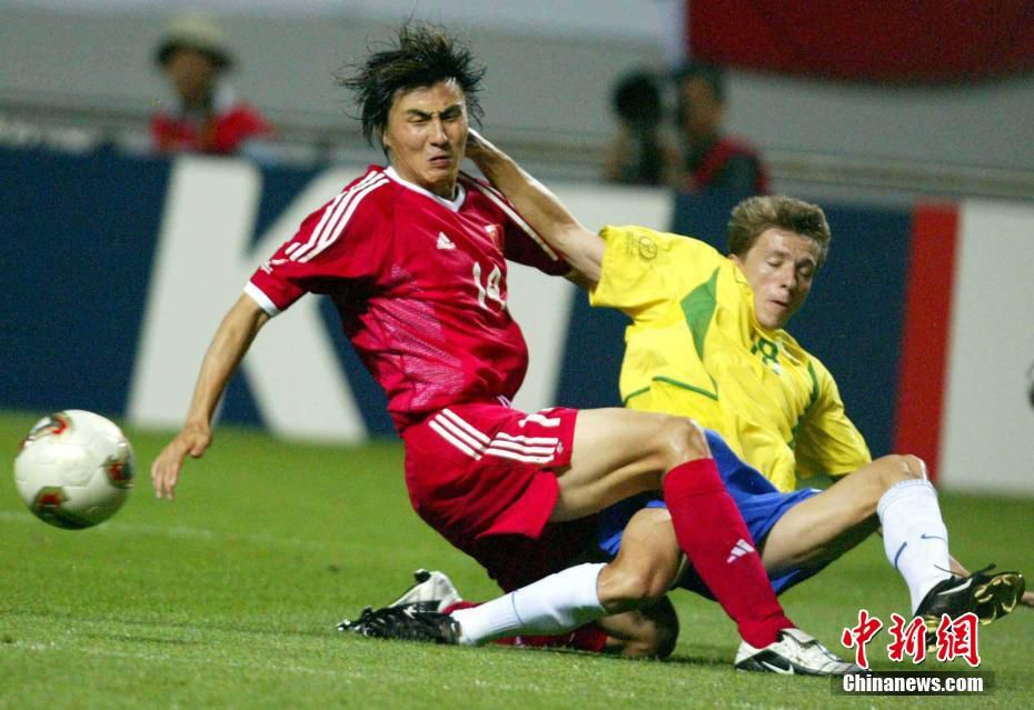2002年韩日世界杯，中国男足历史上首次闯入世界杯决赛圈，6月8日，中国队在韩国西归浦世界杯体育场与世界劲旅巴西队对阵。中新社记者 毛建军 摄 (图文整理 徐曦弋)
