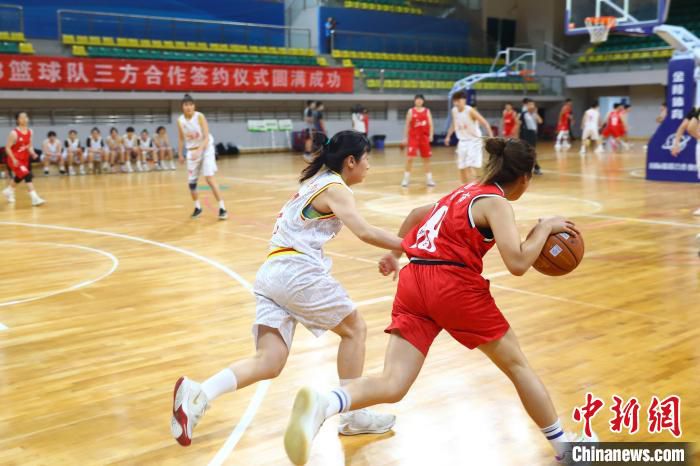签约仪式后，现场还举行了江西省U22和U18篮球友谊赛。　刘占昆 摄