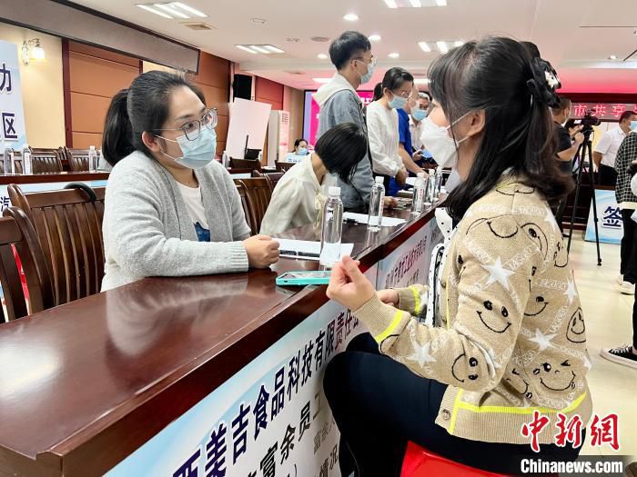 柳州市共享用工对接会现场。　谢璐骋 摄