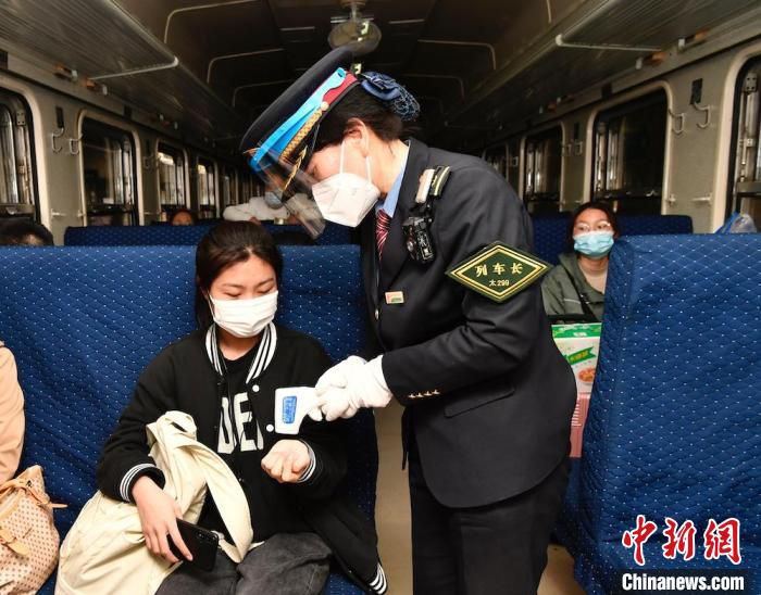 太原铁路4对公益性“慢火车”挂牌迎客。　陈志敏 摄