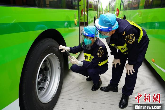 宁波海关关员在对出口天然气大客车进行查验 茹俞栋 摄