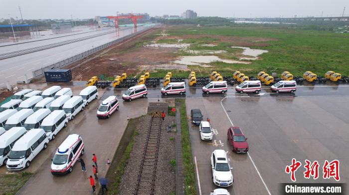 中国铁路南昌局向塘西车站开辟“绿色通道”，通过快配空、快装车、快编组等措施，确保救护车安全正点运输。　胡世杰 摄