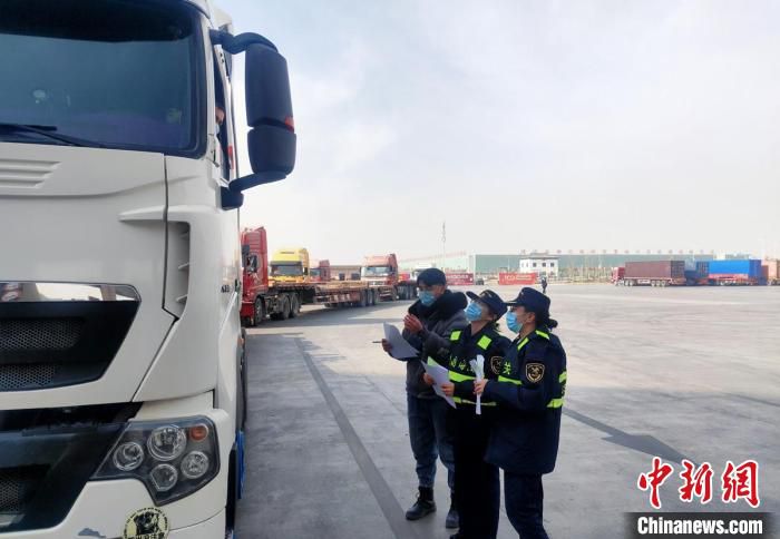 进入新年，喀什地区进出口贸易呈爆发式增长。图为喀什海关工作人员在喀什综保区引导车辆。　朱景朝 摄