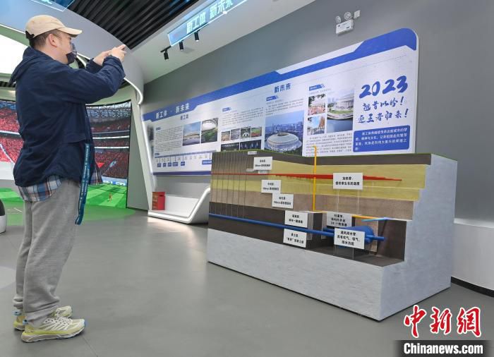 图为“智能草坪”结构分层模型。　中新社记者 侯宇 摄